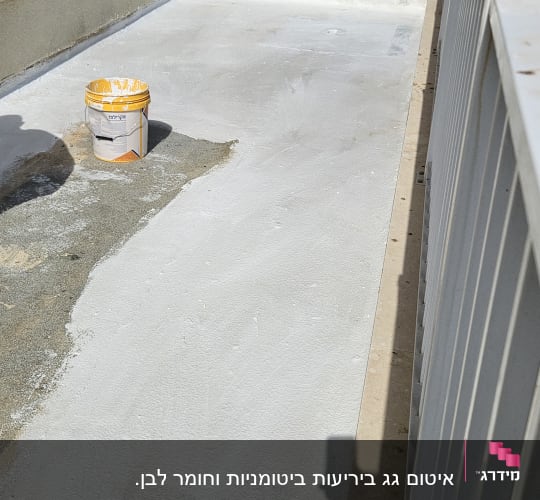 גג עם חומר איטום ודלי צבע